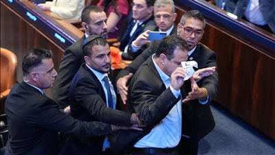اشتباكات في الكنيست تجبر ترامب على إيقاف خطابه.. ما القصة؟