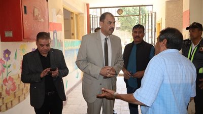 محافظ سوهاج يجرى جولة مفاجئة على عدد من المدارس والمصالح