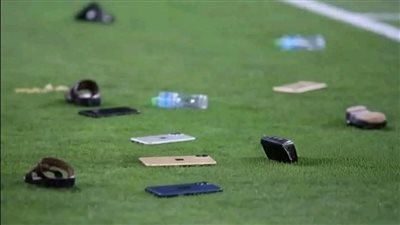 الآيفونات تحلق في الملعب.. رد فعل غاضب من جمهور الإمارات يثير الجدل