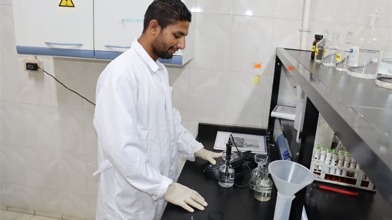 مهندسى شركة مياه الشرب بالفيوم أثناء الفخص