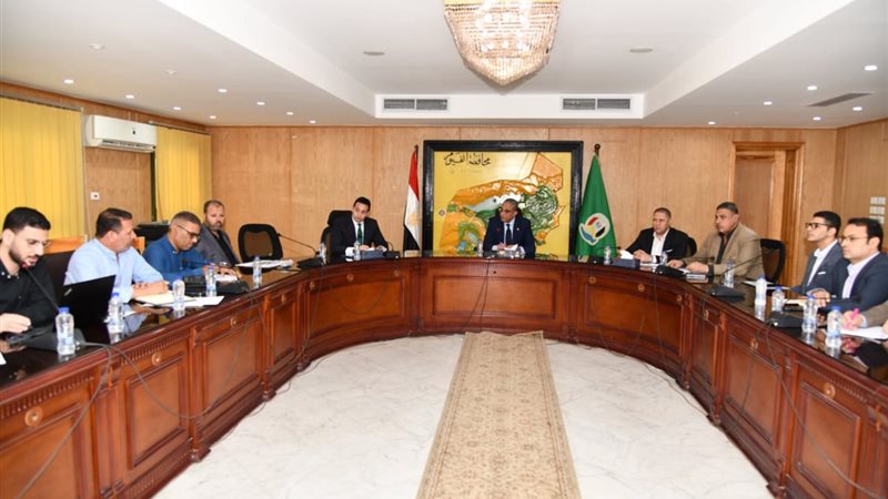 الدكتور  احمد الانصارى محافظ الفيوم أثناء الاجتماع