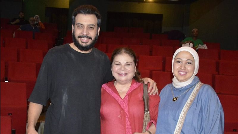 ماجدة زكي مع أبنها المخرج أحمد أبو رية