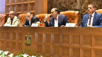 محافظ أسيوط يترأس المجلس التنفيذي ويؤكد: إجراءات صارمة ضد المركبات غير الآمنة