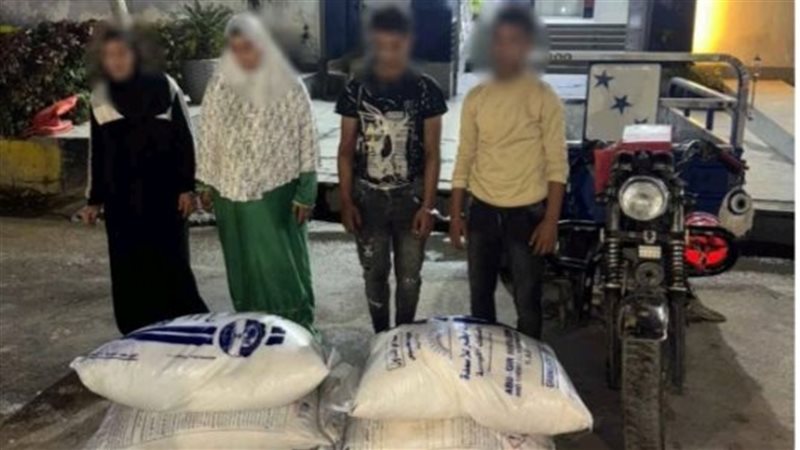 المتهمون عقب ضبطهم 