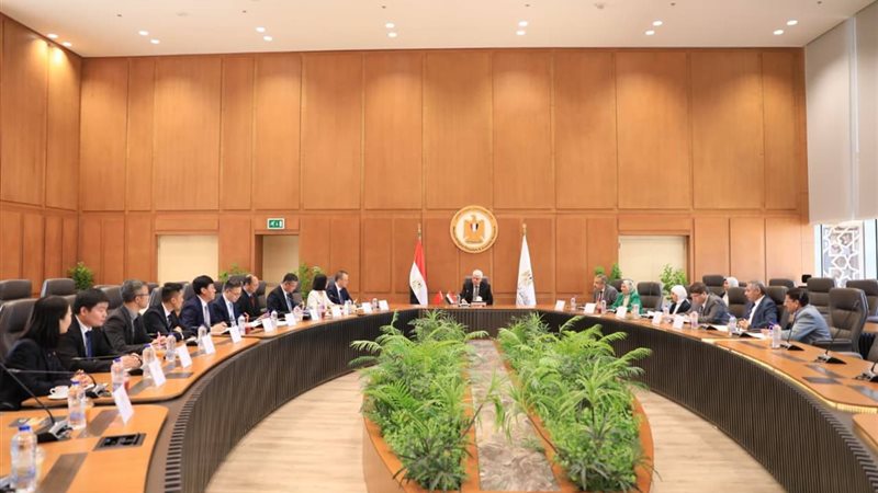 خلال الاجتماع