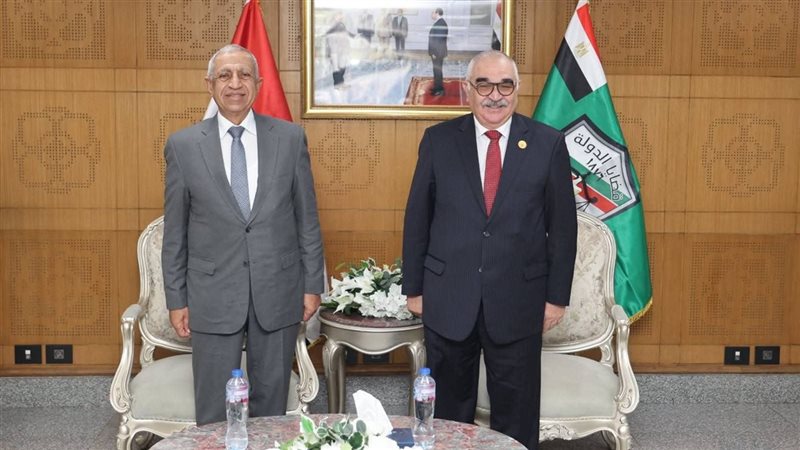 صورة تذكارية لرئيس هيئة قضايا الدولة ورئيس الأكاديمية العربي