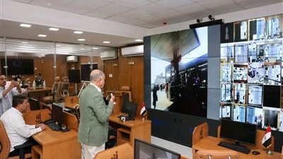 محافظ المنيا يتابع انتظام العمل بمحطات الوقود ومواقف سيارات الأجرة