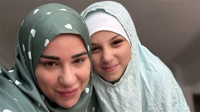 بعد احتفالها بعقد قرانها.. أسما شريف منير تخطف الأنظار بالحجاب وإسدال الصلاة