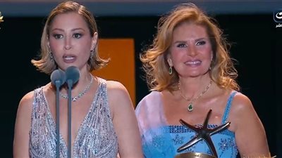 فستانها اتقطع .. منة شلبي تتعرض لموقف مُحرج في مهرجان الجونة السينمائي