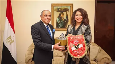 الأهلي يلبي دعوة السفيرة المصرية في بوروندي.. وشوقي يهديها درع وعلم النادي