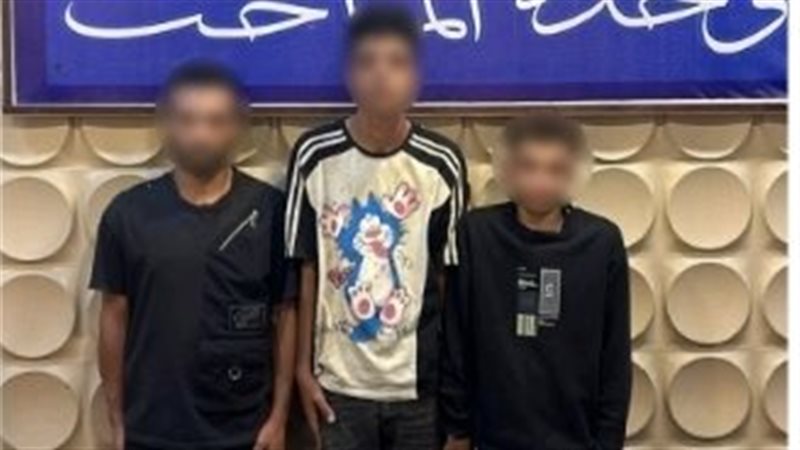المتهمون عقب ضبطهم 