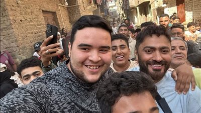 تامر حسني يزور طفلة مريضة سرطان بمنزلها بالقليوبية| صور