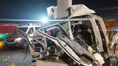 وفاة شخص وإصابة أخر  أثرى تصادم سيارة نقل بلوحة إعلانات على الطريق الدائري 