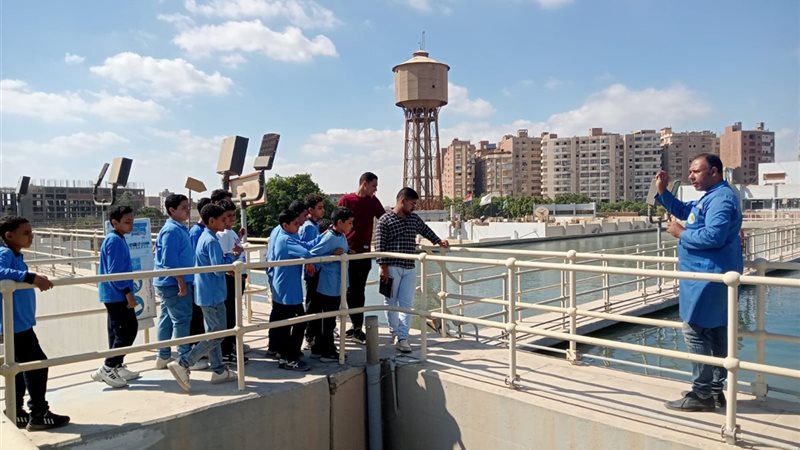 طلاب المدارس أثناء الزيارة