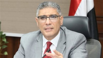 محافظ الجيزة: الانتهاء من تطوير 14 محورا حول الأهرامات والمتحف الكبير