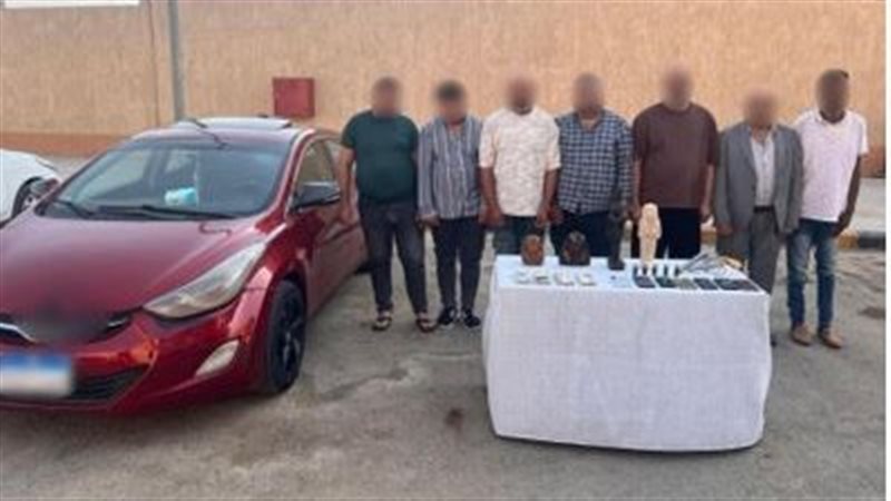 المتهمون عقب ضبطهم