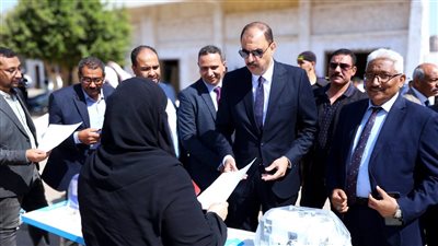 محافظ سوهاج يسلم 60 مشروعا للتمكين الإقتصادي لمحدودي الدخل 