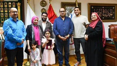 ياسر إدريس رئيس الأولمبية يكرم ليلى محمد بطلة الإرادة