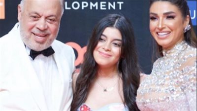 «إنها حقا عائلة فنية».. أشرف زكي وروجينا وابنتهما على خشبة المسرح (صور)