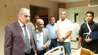 رئيس جامعة أسوان يزور الطلاب المصابين في حادث أثناء توجههم لمشاهدة تعامد الشمس بأسوان