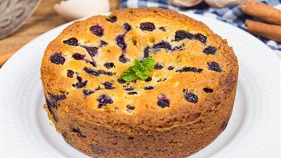 كيكة الزبيب الهشة.. وصفة لذيذة بخطوات سهلة ونكهات غنية