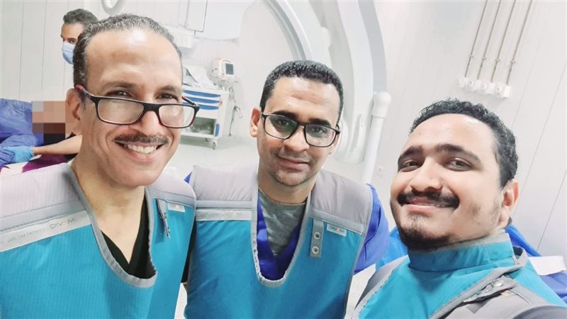 جانب من الفريق الطبي