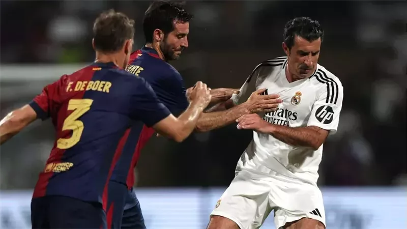 فيجو خلال مباراة ودية خيرية بين قدامى ريال مدريد وبرشلونة
