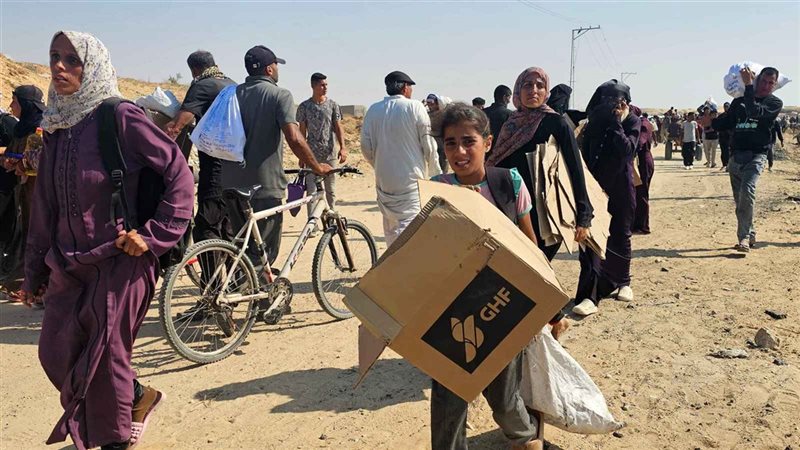 طفلة في غزة تحمل مساعدات من 