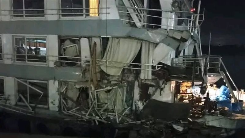 اصطدام باخرة بكوبري كلابشة بأسوان