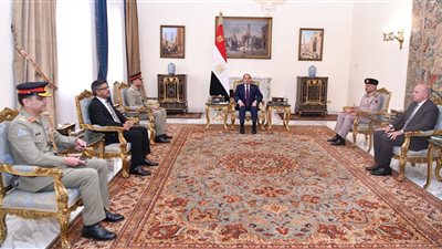 السيسي يستقبل رئيس أركان القوات البرية الباكستانية بحضور وزير الدفاع  