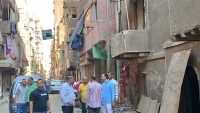 هدم عقار مهدد بالانهيار في الشرابية.. ومتابعة ميدانية من رئيس الحي
