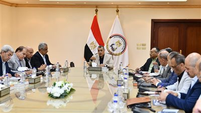وزير الإنتاج الحربي يتابع تنفيذ المشروعات ويشدد على تعميق التصنيع المحلي