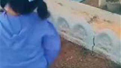 أم تشكو معلمة أزهرية: منعت ابنتي من دخول الحمام وسببت لها أزمة نفسية