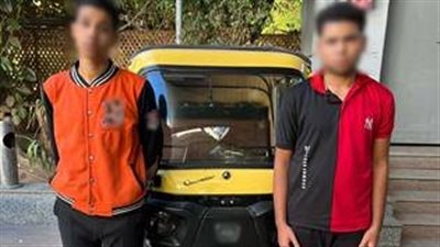 القبض على سائق توك توك وشريكه بأسيوط يقومان بحركات خطرة 