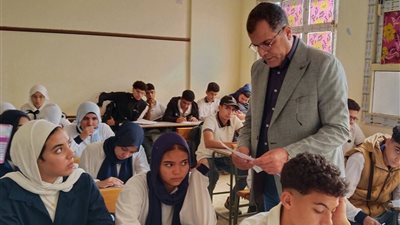 وكيل تعليم دمياط يتفقد لجان امتحانات أكتوبر ويشدد على منع الهواتف