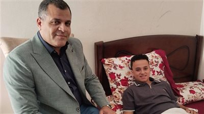 في لفتة أبوية.. وكيل تعليم دمياط يزور طالبا مصابا.. ويؤكد: سلامة أبنائنا أولا