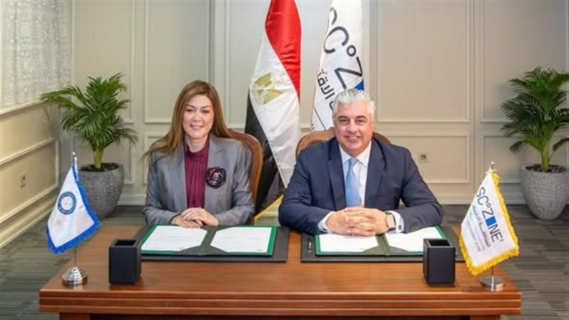 جانب من التوقيع