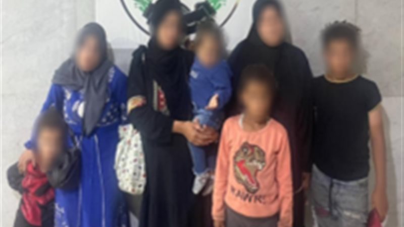 المتهمات و بصحبتهم عدد من الاطفال 