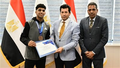 وزير الرياضة يكرم لاعبي منتخب المصارعة 