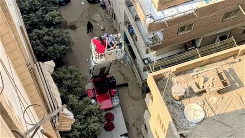 إنقاذ سيدة حامل تعطل المصعد بها في عقار بفيصل
