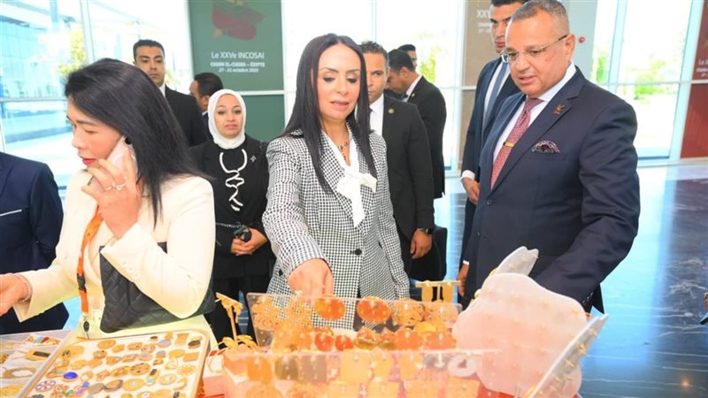 وزيرة التضامن ومحافظ جنوب سيناء  يتفقدان جناح معرض 