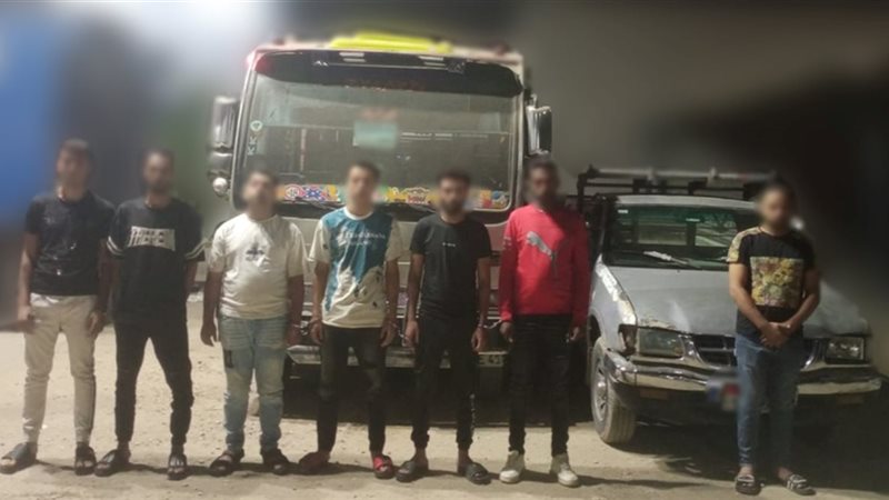 المتهمين و السيارتين 