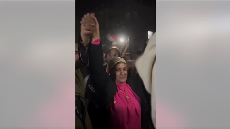 النائبة رحاب الغول تقود الهتافات في شوارع نجع حمادي