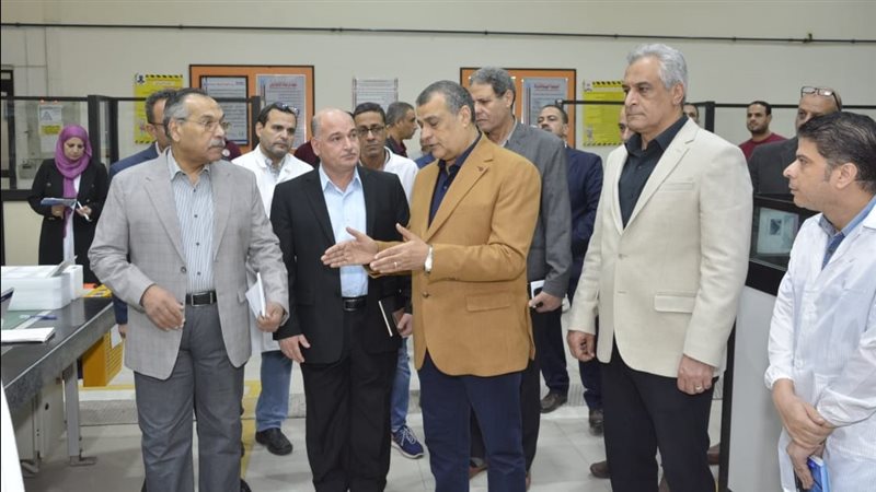 وزير الدولة للإنتاج الحربي يتابع مراحل التصنيع بشركة بنها 