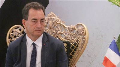 السفير الفرنسي يزور معبر رفح ويشيد بدور مصر لإدخال المساعدات لغزة