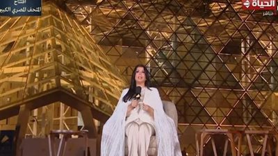 منى الشاذلي تتألق بالذهب واللوتس في حفل افتتاح المتحف الكبير