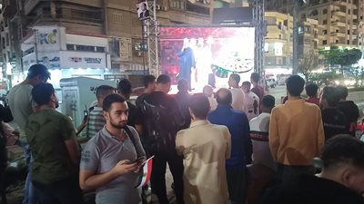 فرحة في المحلة الكبرى بافتتاح المتحف المصري الكبير أمام شاشات العرض