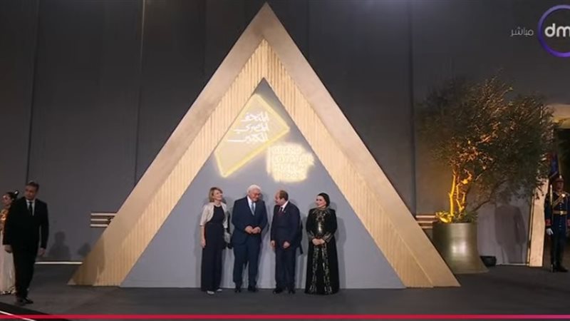 الرئيس السيسي والسيدة انتصار يستقبلان الرؤساء 