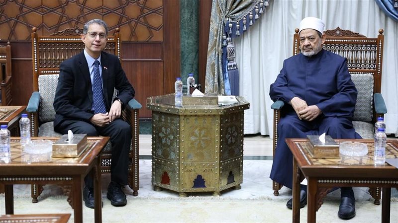 شيخ الأزهر يستقبل وزير شؤون المسلمين في سنغافورة 