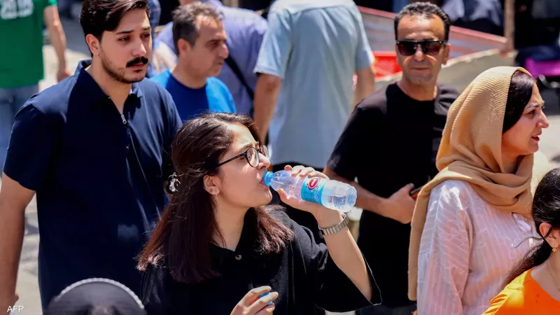 فتاة إيرانية تشرب الماء أثناء موجة حر في العاصمة طهران